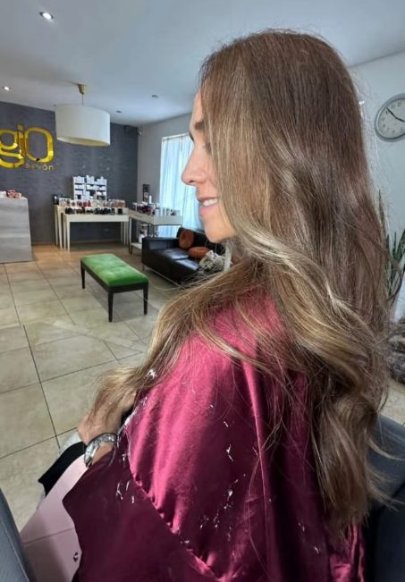 Clienta con balayage miel y ondas suaves en Gio Salón